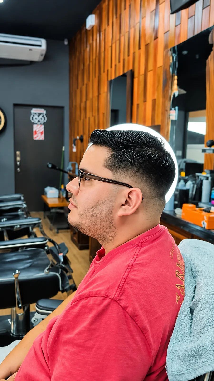 Cliente con corte degradado bajo y acabado limpio en la nuca