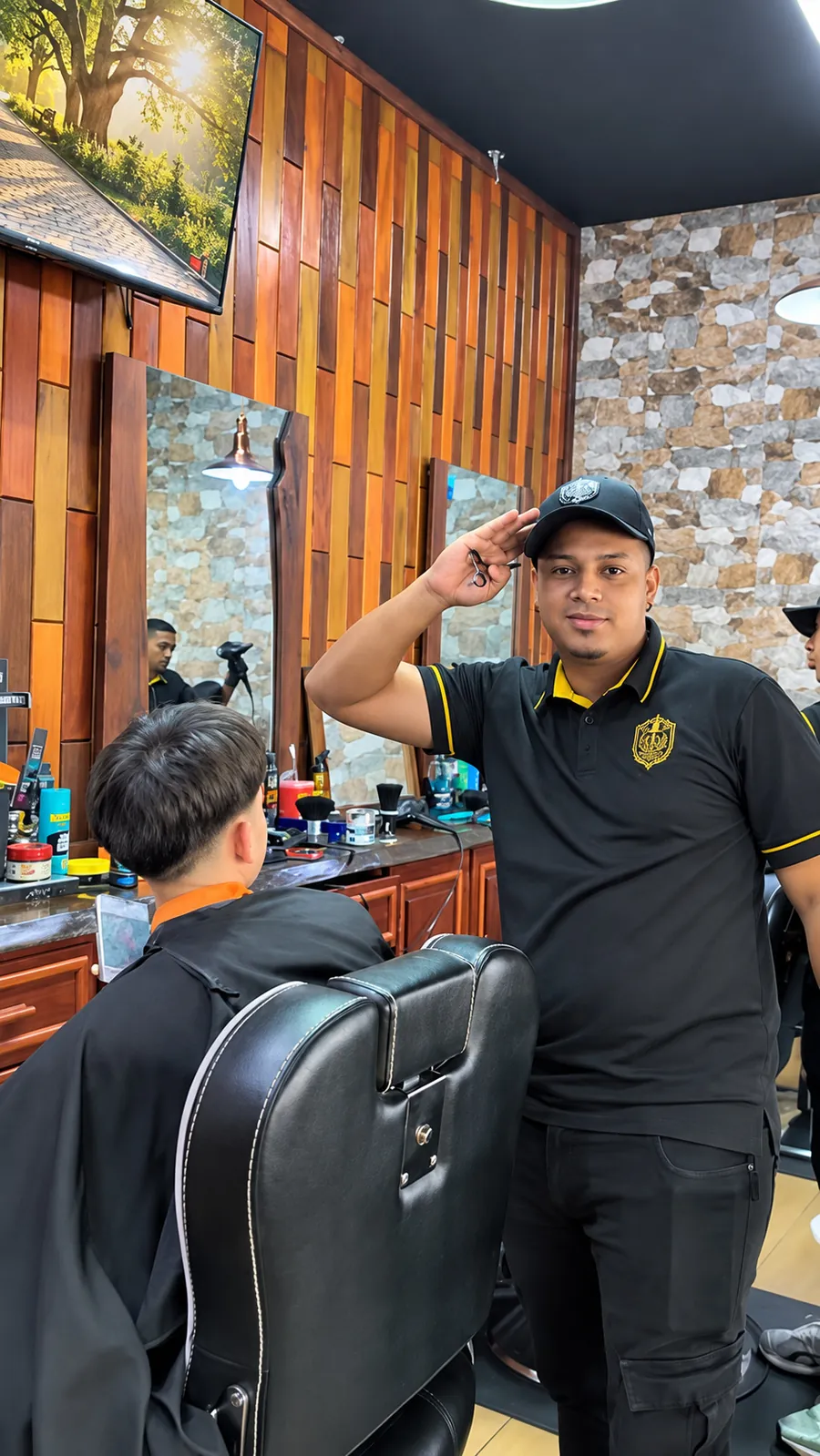 Barbero de M&A en el local de Greenwood District Plaza
